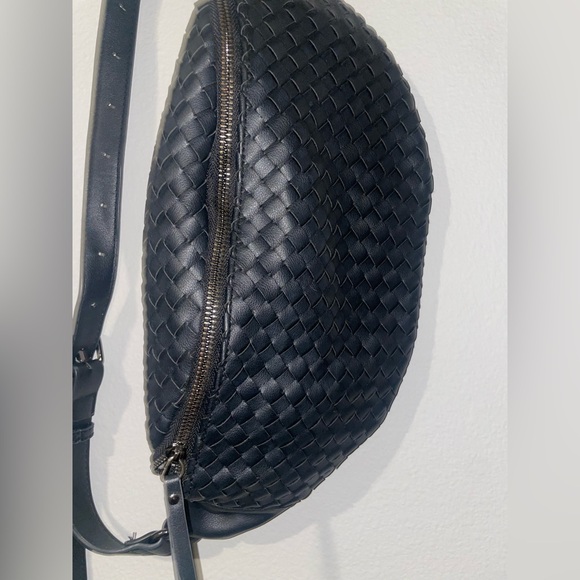 Urban Expressions Black Woven Crossbody Bag - Picture 2 of 7